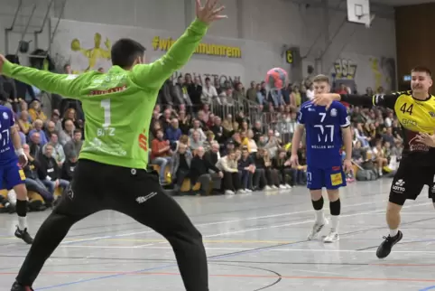 Der Torhüter der TSG Haßloch in Aktion im Drittligaderby gegen die VTV Mundenheim. 