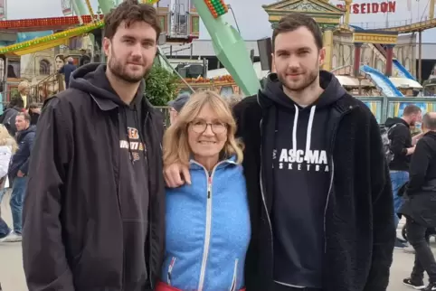 Sabine Karst mit ihren Zwillingen Philip (links, SG TV ) und Florian (ASC Mainz). 