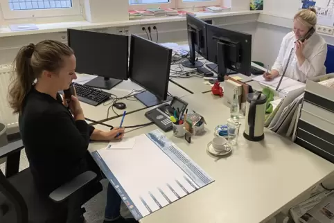 Jessica Weber (links) und Julia Windschügl haben eine Stunde lang Fragen rund um Kinder und Atemwegserkankrungen beantwortet.