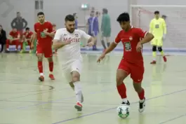 Spannendes Duell: Mohamad Sekati (links) verkaufte sich mit den FCK-Portugiesen gut gegen die U21 vom Betzenberg mit Zeki Görkem