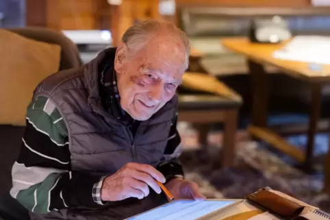 Der 100-jährige Peter Meisen schreibt in seinem Wohnzimmer auf einem iPad.