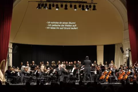 Opernhexerei mit Verdis „Macbeth“ in der Fruchthalle: Daniele Squeo dirigiert die Pfalzphilharmonie und den Chor des Pfalztheate