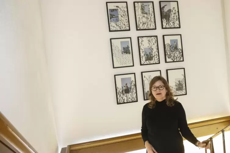Welche Richtung? Susanne Krell im Treppenhaus des Art-Hotels Braun vor ihrer Serie „Zeigende Männer“. 