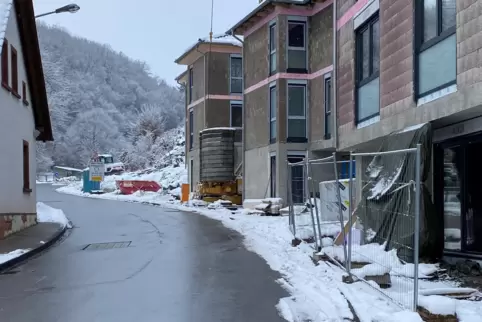 Weil Bauplätze an Frischwasser, Strom und Gas angeschlossen werden, ist die Reichenbacher Straße ab Montag gesperrt.