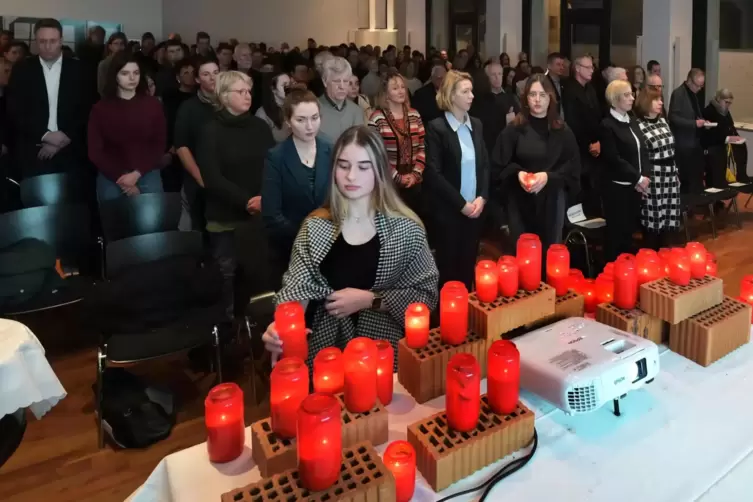 Schülerinnen entzünden Kerzen: Gedenkveranstaltung in der Synagoge.