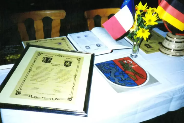 Im Oktober 1990 wurde die Partnerschaft zwischen Clausen in der Südwestpfalz und Gilley im französischen Jura besiegelt. 