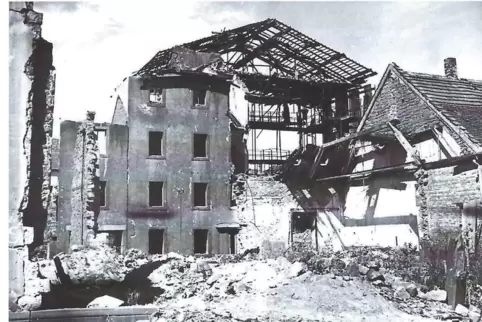 Das nach dem Bombenangriff im Sommer 1944 ausgebrannte Theater in der heutigen Lauterer Karl-Marx-Straße.