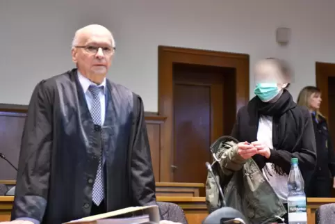Der Psychiater geht bei der Beschuldigten (rechts im Bild) von einer schweren „krankhaften seelischen Störung“ aus. Unser Foto z