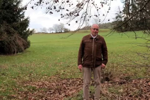 Carlsbergs Ortsbürgermeister Werner Majunke vor dem geplanten Neubaugebiet „Am Ringelsberg“.