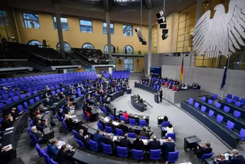 Auch wenn sie nicht immer alle im Plenum sitzen: 736 Abgeordnete haben ein Bundestagsmandat – deutlich mehr als die gesetzlich v