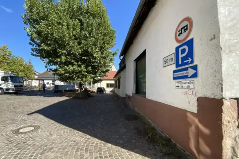 Rechts, in Nachbarschaft zum Durlacher Hof im Hintergrund, soll die Wohnanlage entstehen. 