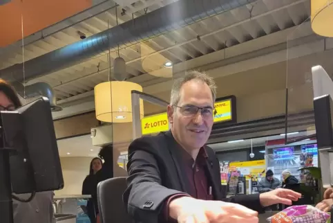 Landrat Dietmar Seefeld beim Kassieren.