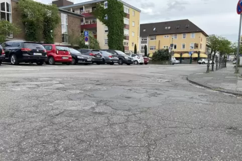 Teil des geplanten Sanierungsgebiets: die Carl-Theodor-Straße und der Parkplatz am Dathenushaus. Teil des geplanten Sanierungsgebiets: die Carl-Theodor-Straße und der Parkplatz am Dathenushaus.