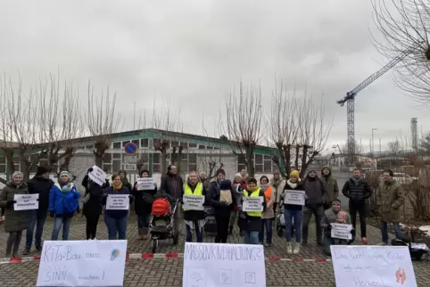 Eltern demonstrieren vor der Verbandsgemeindeverwaltung.