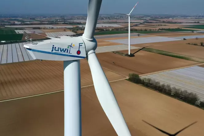 Bereits seit 2005 erzeugen bei Haßloch zwei Windenergieanlagen in der Nähe der A65 Strom.