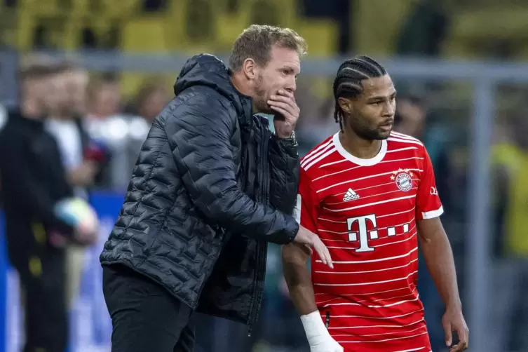 In der Kritik: Serge Gnabry. Links Bayern-Trainer Julian Nagelsmann.