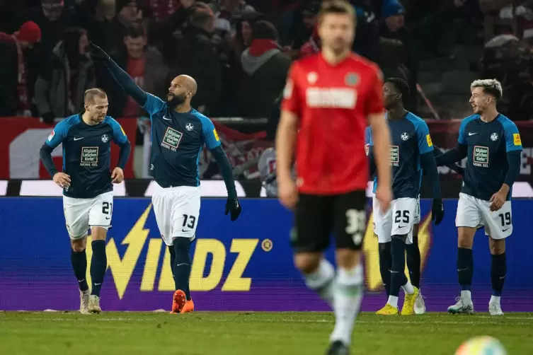Der Rote schaut bedröppelt drein, doch es sind nicht die Spieler des 1. FC Kaiserslautern. Die tragen auswärts blau – und bejube
