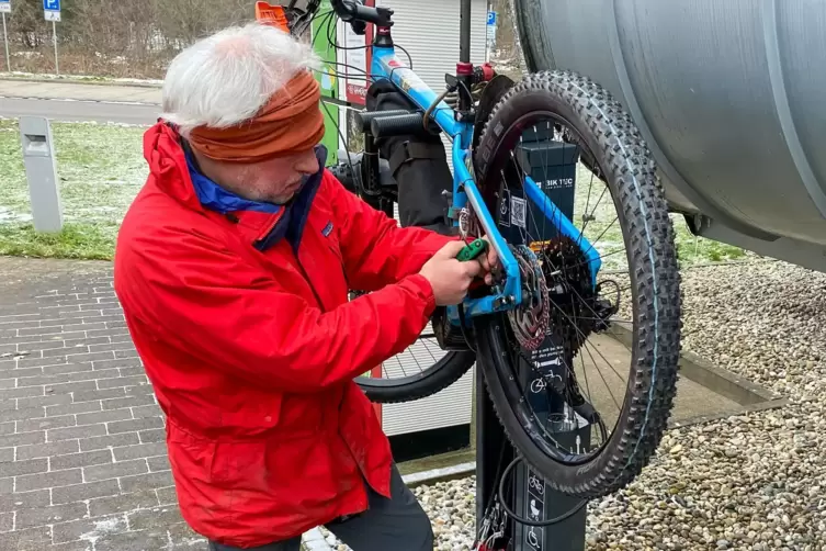 Reinhold Wieser, einer der Wegewarte im Mountainbikepark, zeigt die Funktionen der neuen Bikereparatursäule am Hauensteiner Tour