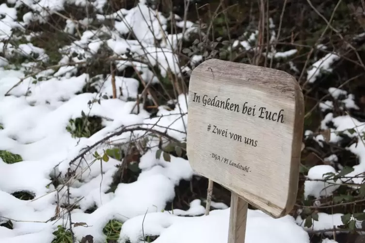 Auf der anderen Stra&szlig;enseite steht diese Gedenktafel in der B&ouml;schung.