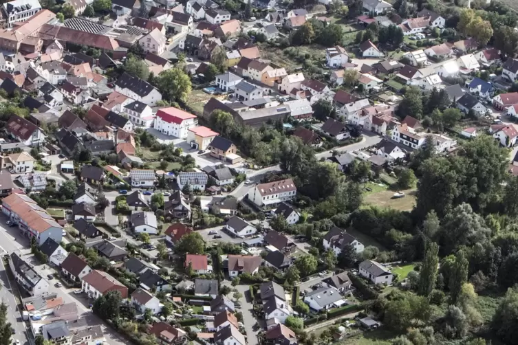 Wer erkennt dieses Dorf auf dem (westlichen) Ausschnitt des Luftbildes auch ohne sein Wahrzeichen?