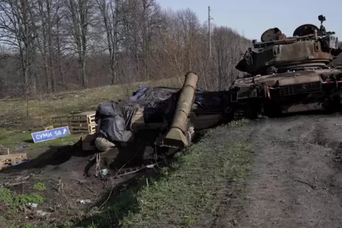 Ein zerstörter russischer Panzer im Nordosten der Ukraine; das Bild stammt aus dem vergangenen Frühjahr.