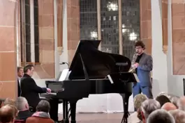 Hochkarätige Bestzung: Paul Rivinus am Klavier und Christian Segmehl am Saxofon. Der Vorsitzende des Kulturvereins, Martin Pfeif