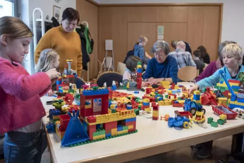 Nicht nur die Kinder, auch ihre Großeltern waren mit großem Eifer beim Legobauen dabei.