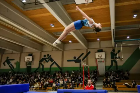 Überfliegerin: Trampolinturnerin Maya Heck von der TSG Neustadt.