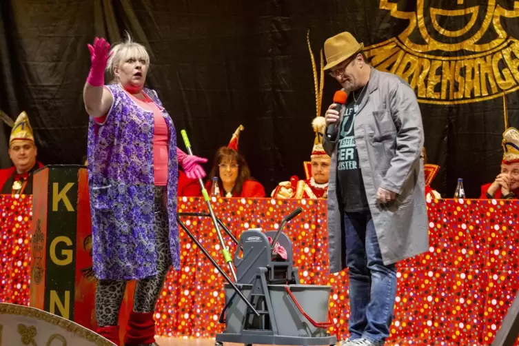 Die &bdquo;Putzfraa&ldquo; (Melanie Wittner) und der Hausmeister (Christian Ley) hatten auf der B&uuml;hne einiges aus ihrem Alltag zu erz&auml;hlen. 