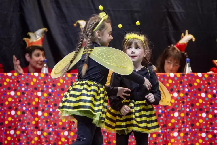 Die Bambini der KGN kamen als Bienen auf die B&uuml;hne und summten zu &bdquo;Biene Maja&ldquo; umher.
