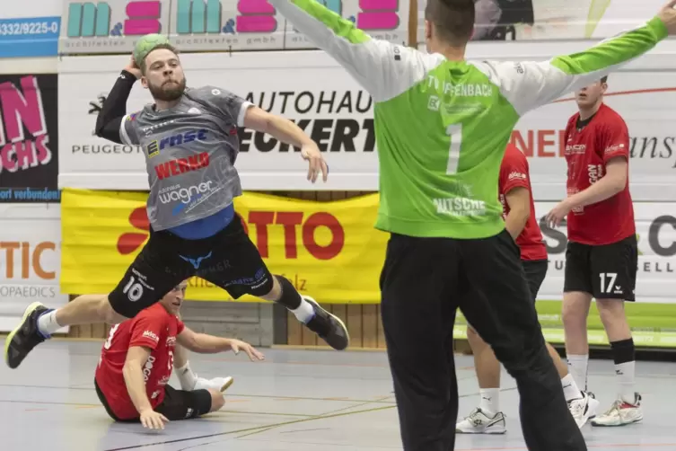In Zweibr&uuml;cken: Sebastian Meister gegen TVO-Keeper Florian Pfaffmann. Meister bleibt ohne Torerfolg.