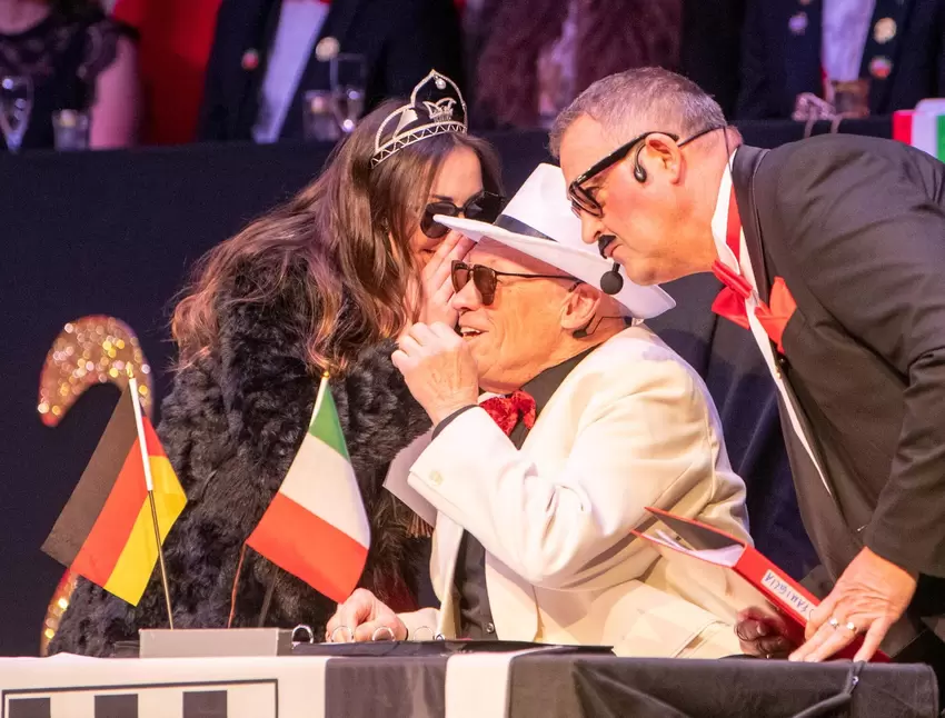 Die City Mafia: Don Carlos und sein Aasistente (alias Karlheinz Bieck und Patrik Sommer) mit Prinzessin Vanessa I.