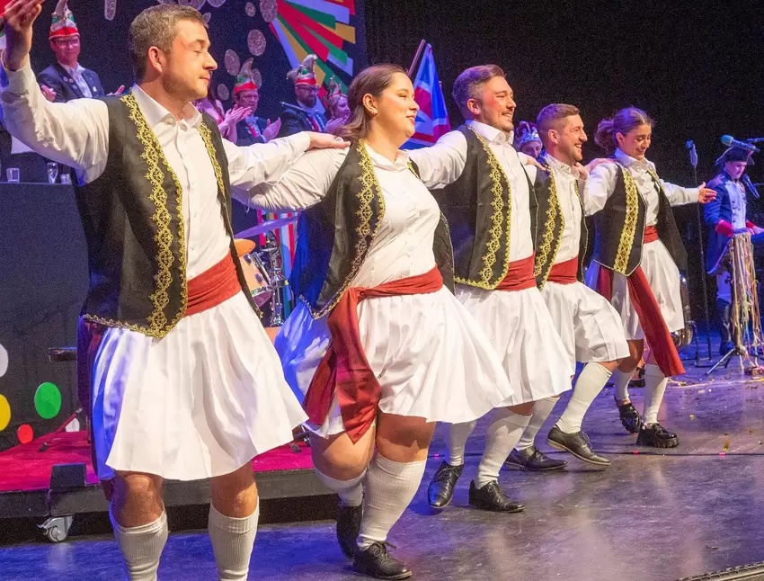 MFT wurden beim Bericht über ihre Kontrollkomission durch Kibo nach Corona beim Lied griechischer Wein durch eine Tanzruppe unte