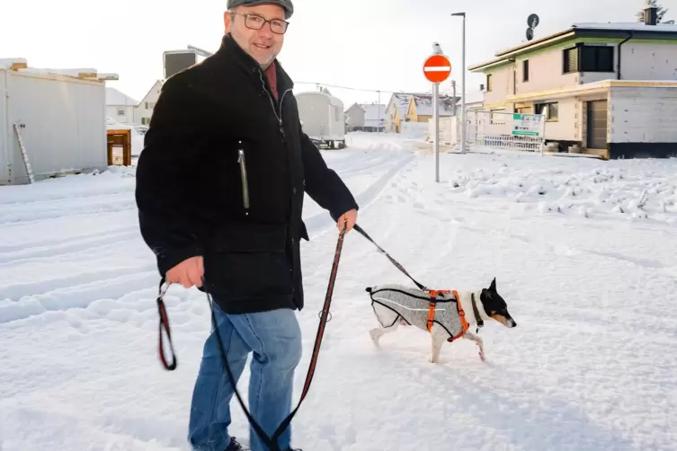 Ist ab sofort als ehrenamtlicher Energieberater der Verbandsgemeinde Römerberg-Dudenhofen unterwegs: Peter Hildenbrand mit Hund 