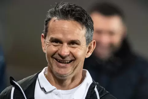 Das Lachen steht ihm gut: Dirk Schuster hat sein Primärziel in dieser Saison fast schon erreicht.