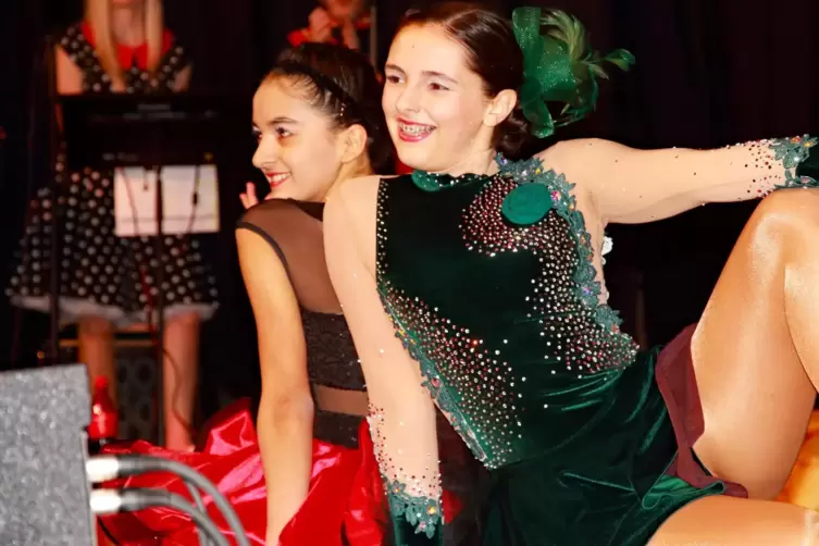 Die beiden KVE TanzmariechenLuara Isic (vorn) und Yara Fabacher begeistern das Publikum mit ihrer Tanzeinlage. 