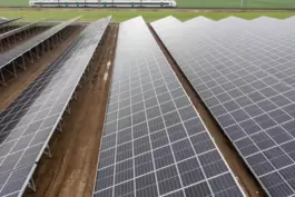 Klimaschonende Stromerzeugung: eine Freiflächen-Photovoltaikanlage. 