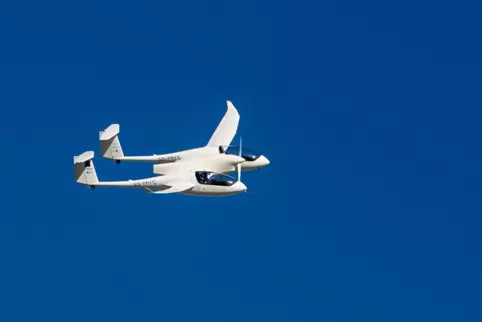 Das Brennstoffzellenflugzeug HY4 flog bei seiner Weltpremiere im Jahr 2016 über den Flughafen. 