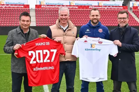 Kömmerling bleibt bis 2027 Haupt- und Trikotsponsor von Mainz 05: (von links) Christian Heidel (Sportvorstand Mainz 05), Peter M