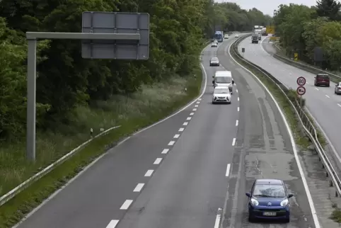 Wichtige Verkehrsverbindung nach Worms und Ludwigshafen: die Bundesstraße 9 im Osten von Frankenthal. 