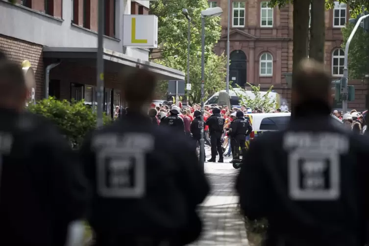 Polizeilicher Großeinsatz nötig: Fans vor dem Spiel des 1. FC Kaiserslautern gegen Dynamo Dresden. 