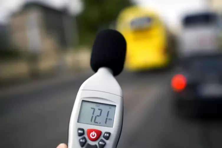 Für Verkehrslärm gibt es Grenzwerte. Hier eine Messung an einer Straße. 