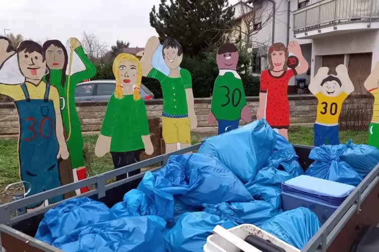 Bilanz der Aktion: die mit Müll gefüllten Säcke vor den Figuren, die der Ortsverein als Werbung für Tempo 30 gestaltet hat. 