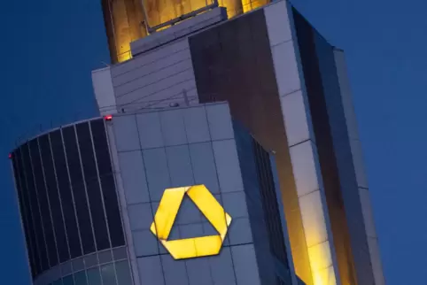 Das Logo der Commerzbank auf dem Commerzbank-Tower in Frankfurt leuchtet am frühen Morgen. 