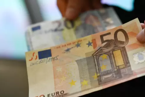 Die Bundesbank präsentiert gefälschte 20-Euro- und 50-Euro-Geldscheine. 