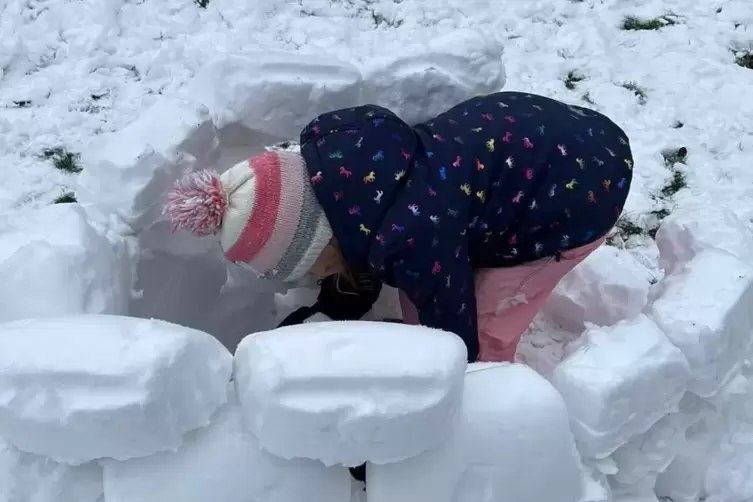 „Unsere fünfjährige Enkelin Emily aus Rodenbach baut sich ganz stolz ihr Schneehaufen-Iglu“, schreibt Gisela Klumpp-Hettesheimer