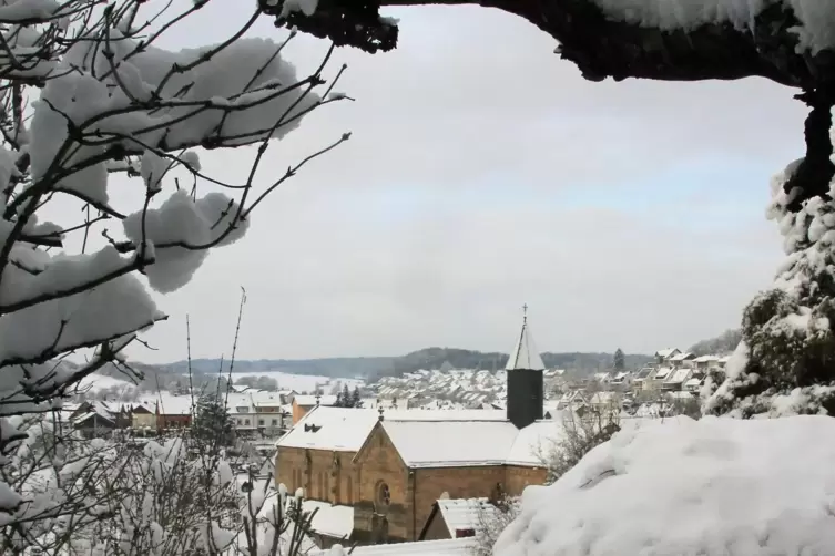 Immer wieder ein Blickfang: Auch bei Eis und Schnee überzeugt die Otterberger Abteikirche, von Gerhard Winter fotografiert, durc