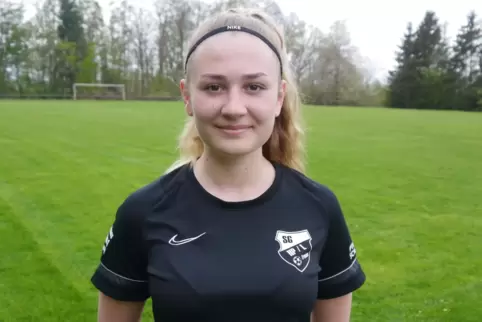 Luise-Sophie Becker begann in Herschweiler-Pettersheim mit dem Fußball und spielt dort noch immer. Seit zwei Jahren übernimmt si