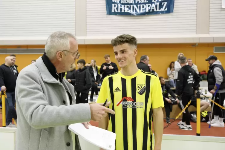 RHEINPFALZ-Mitarbeiter Dirk Leibfried interviewt den Torschützenkönig der Stadtmeisterschaft, David Schehl.