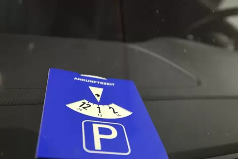 So ist es richtig: normgerechte blaue Parkscheibe. 